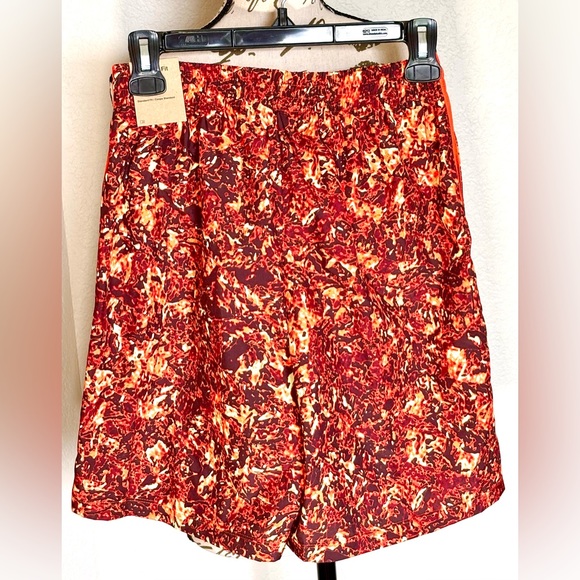 Boy's XL Nike Standard Fit Training Athletic Shorts Orange Fire Camo Design NWT - Picture 4 of 6